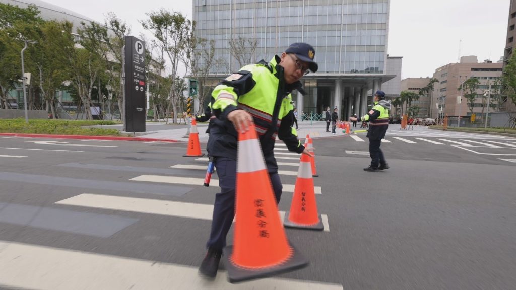 因應萬人湧入大巨蛋警派員進行交通疏導。（記者林金聖翻攝）