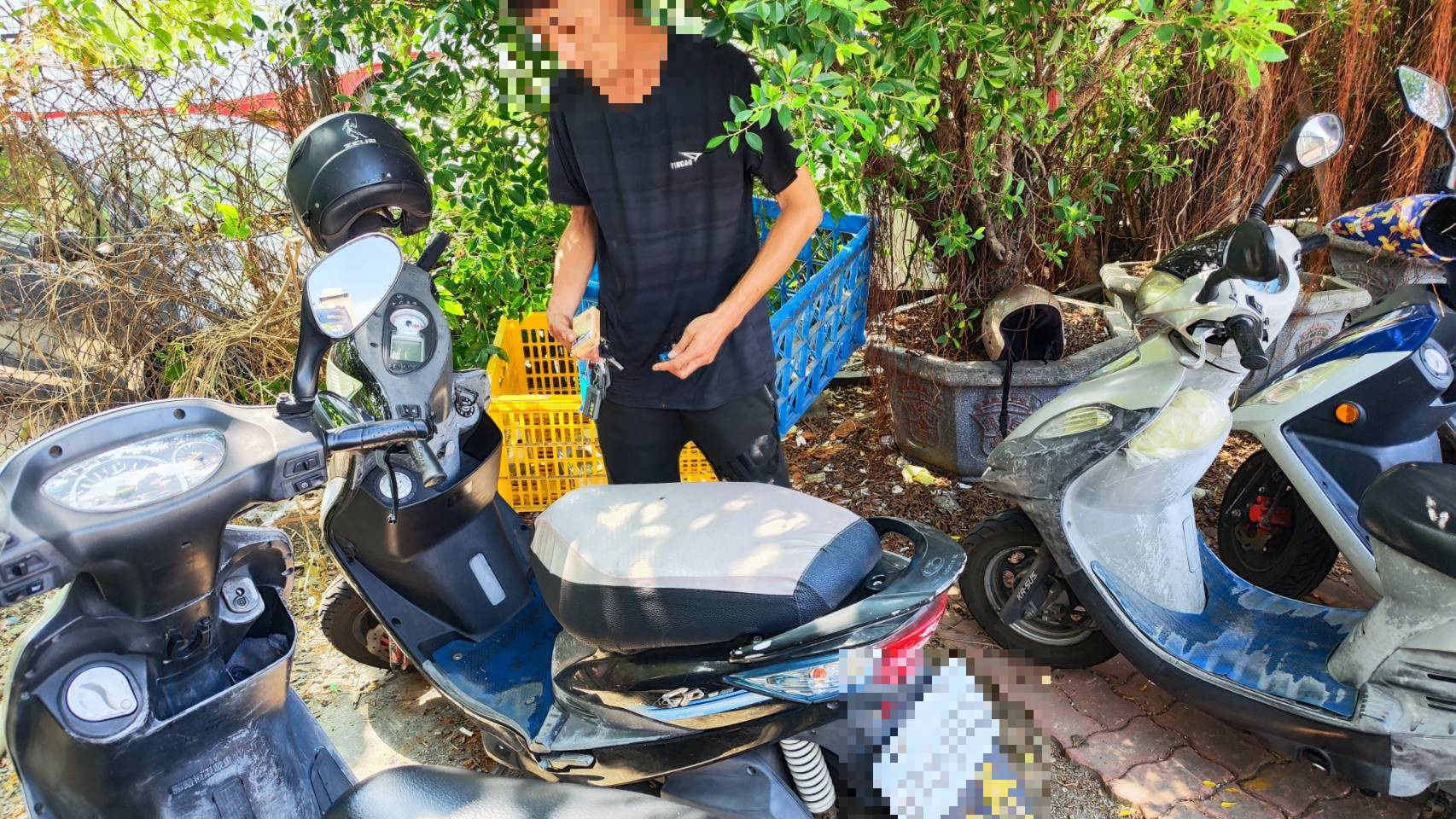 正當員警在菜園附近尋找竊嫌時，恰巧見一名男子手持機車鑰匙要去牽車，待其發動機車要騎走時，一旁員警立即上前抓捕。(圖/記者江雁武翻攝)