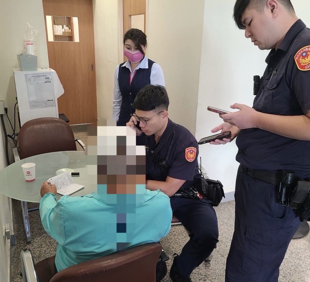 警方向老翁說明這是詐騙手法。(記者宋紹誠翻攝)
