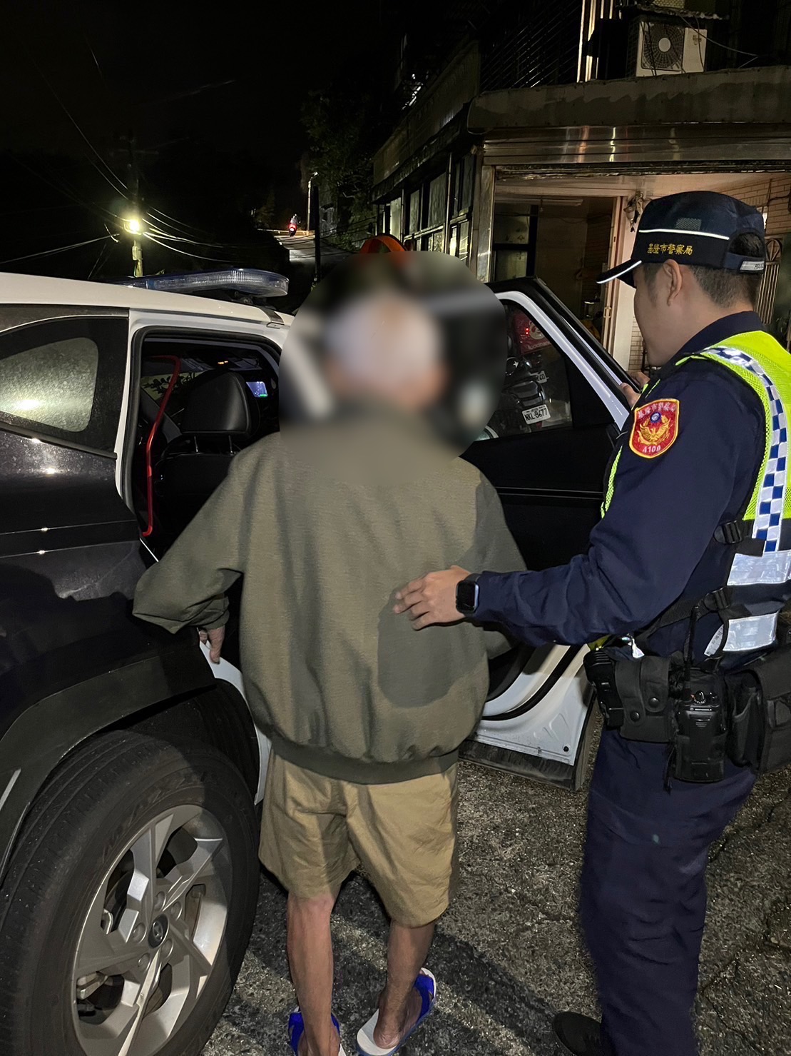 警方協助迷失老翁平安返家。（記者薛秀蓮翻攝)