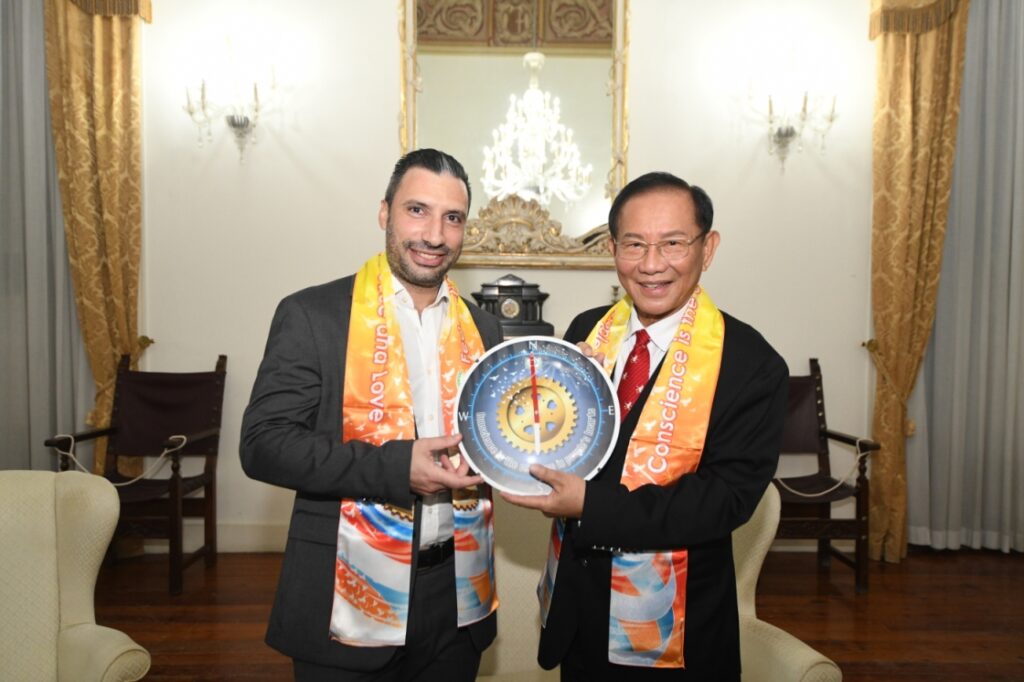 ▲洪道子博士特別致贈Jonathan Attard部長良心指南針,象徵指引光明大道,實踐良知與善行。(由主任秘書Claudio Camilleri代表接受) (記者李欣翻攝)