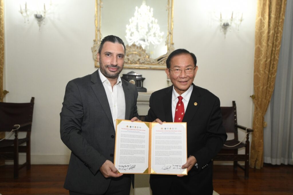 ▲主任秘書Claudio Camilleri了解《世界願力日宣言》內容後,表示支持並立即連署。(記者李欣翻攝)