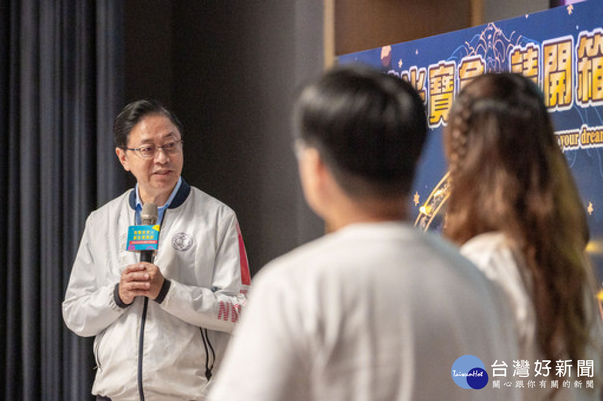張市長與桃園兒少代表進行對談。