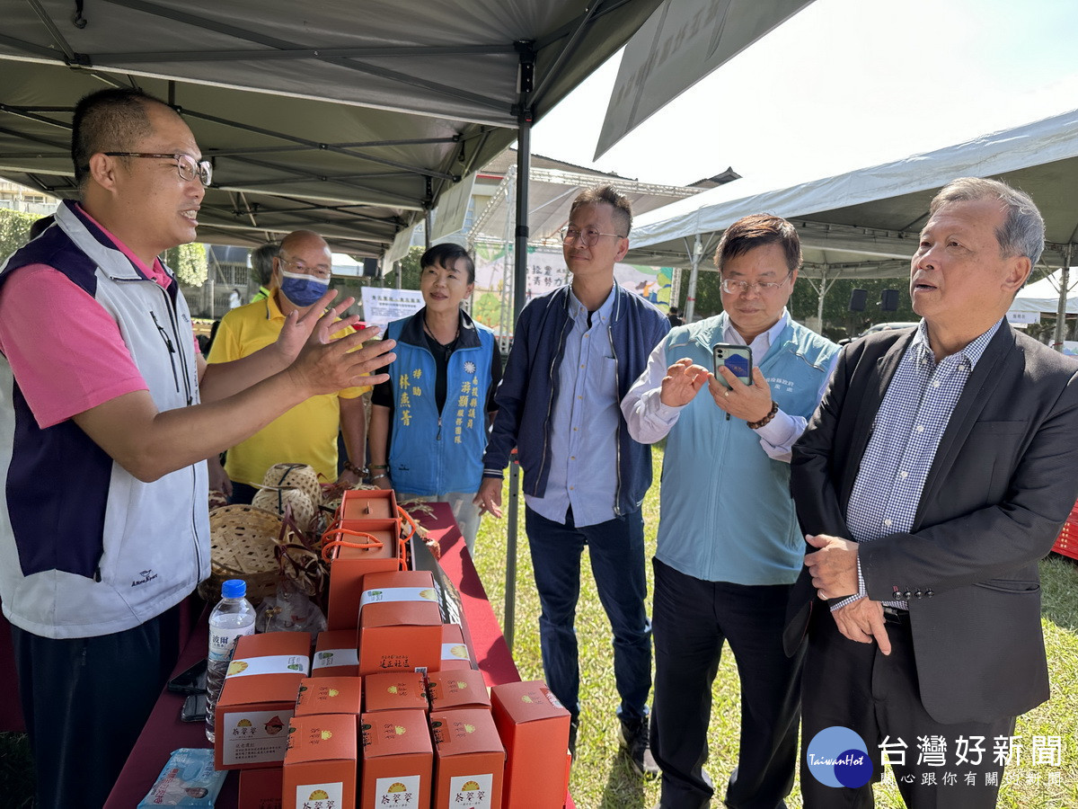 王副縣長等到各攤位巡訪關心。(記者扶小萍攝)