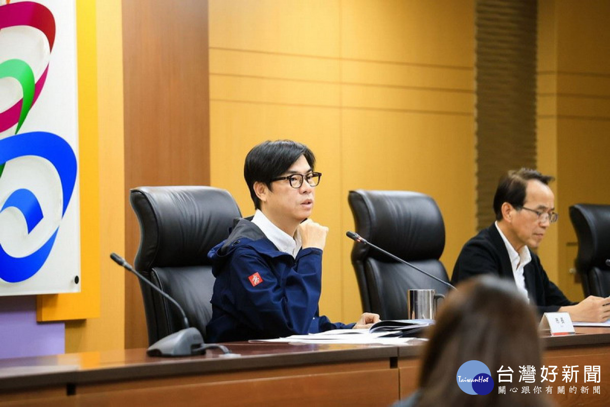 ▲愛河整治專案報告上，陳其邁要求相關局處再詳細計算流量並積極爭取中央補助、加速辦理愛河親水空間相關設計規劃工作，加強維護環境及景觀，以維持整體景觀風貌。