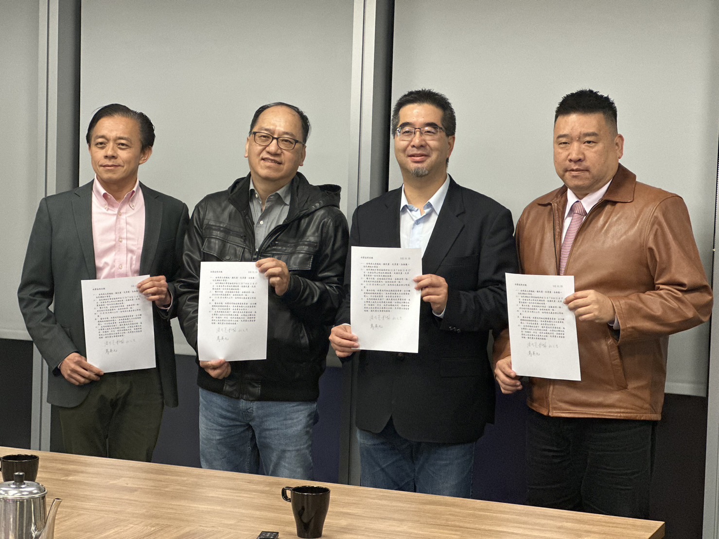 國民黨和民眾黨及前總統馬英九推派的民調統計專家昨晚在馬英九基金會討論,左至右為文化大學新聞系主任莊伯仲、政治大學政治系主任陳陸輝、馬英九基金會執行長蕭旭岑、求真民調公司總經理關智宇。台灣民眾黨提供
