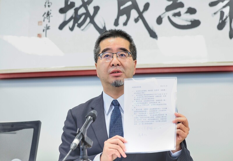 藍白合以民調決定正副總統人選,原本18日將出爐, 但雙方對誤差範圍認定無法達成共識而卡關。馬英九基金會上午召開「公布兩黨協商結論之民調檢視結果」記者會,由基金會執行長蕭旭岑(圖)說明。 中央社