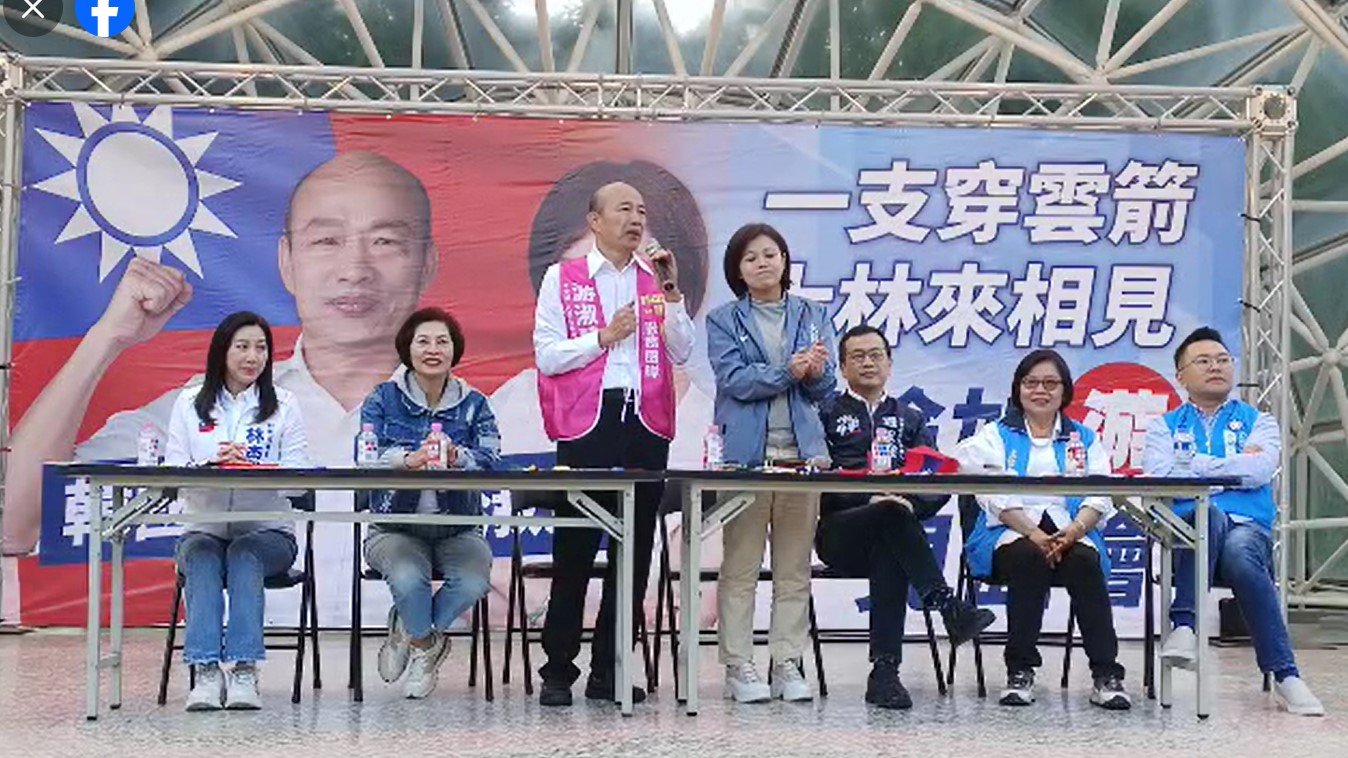 高雄市前市長韓國瑜(左3)今替國民黨立委參選人游淑慧站台。翻攝游淑慧臉書直播頁面