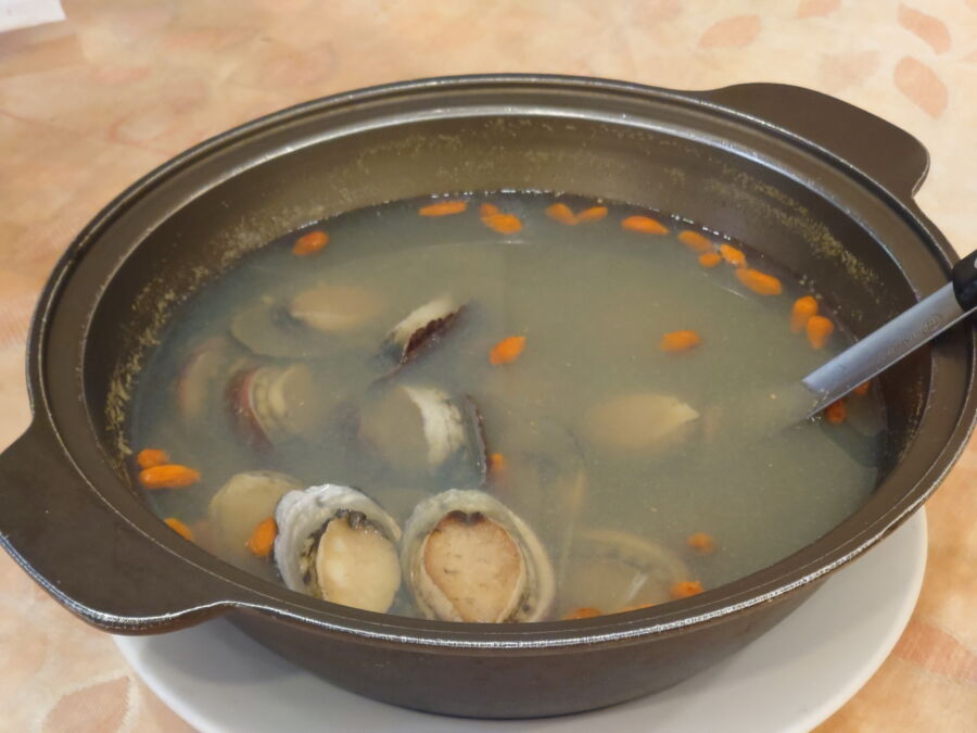 圖/補氣養生的貢寮鮑黃耆枸杞藥膳湯。(圖/新北市漁業處提供)