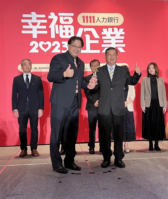 臺灣港務公司執行副總經理王錦榮（右）與貿易流通業頒獎人1111人力銀行張篆楷總經理（左）合影。(圖：臺灣港務公司)
