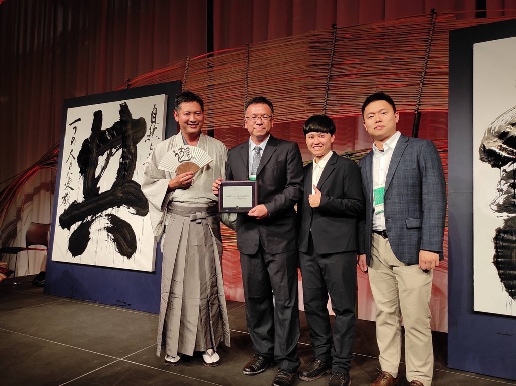 「永恆潮汐．聽濤路廊-北部台2線濱海公路景觀營造」獲「榮譽獎」，公路局北分局楊秉順主任工程司（右）及景美工務段陳弘翰段長（左）代表領獎。（圖：交通部公路局）