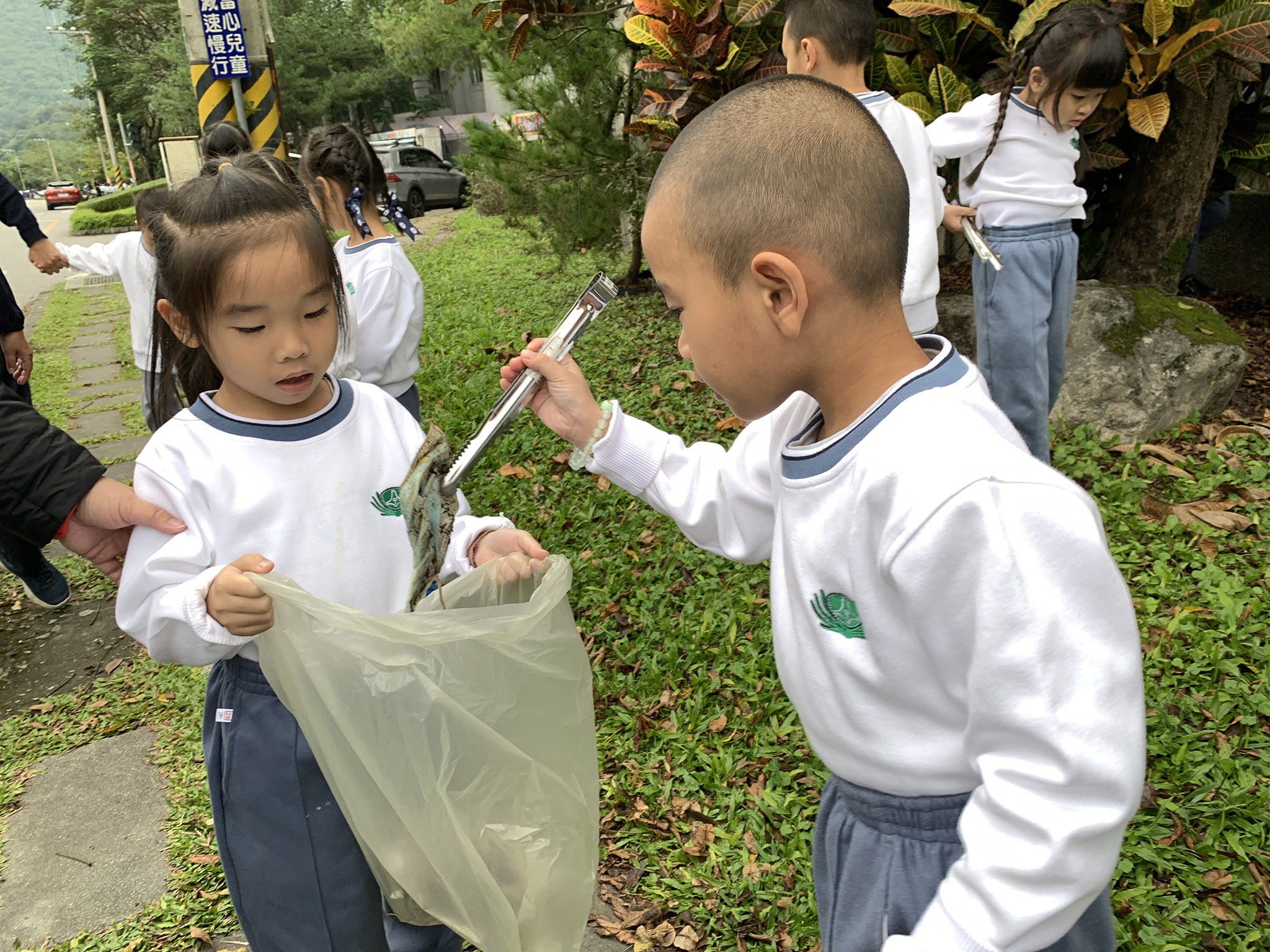 幼兒園年紀雖小,撿拾垃圾一點也不馬虎