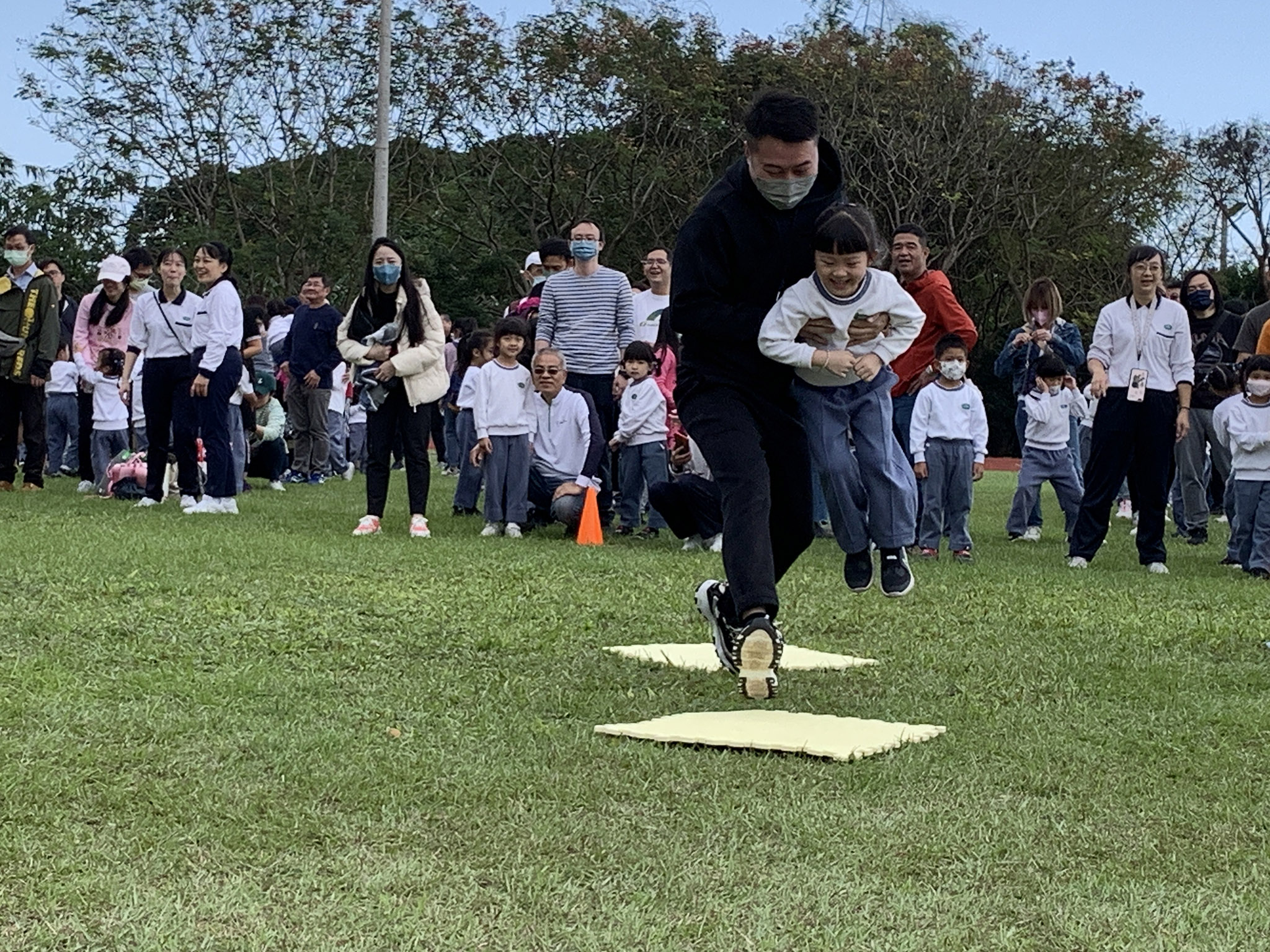 幼兒園親子趣味競賽,家人對孩子的愛展露無遺