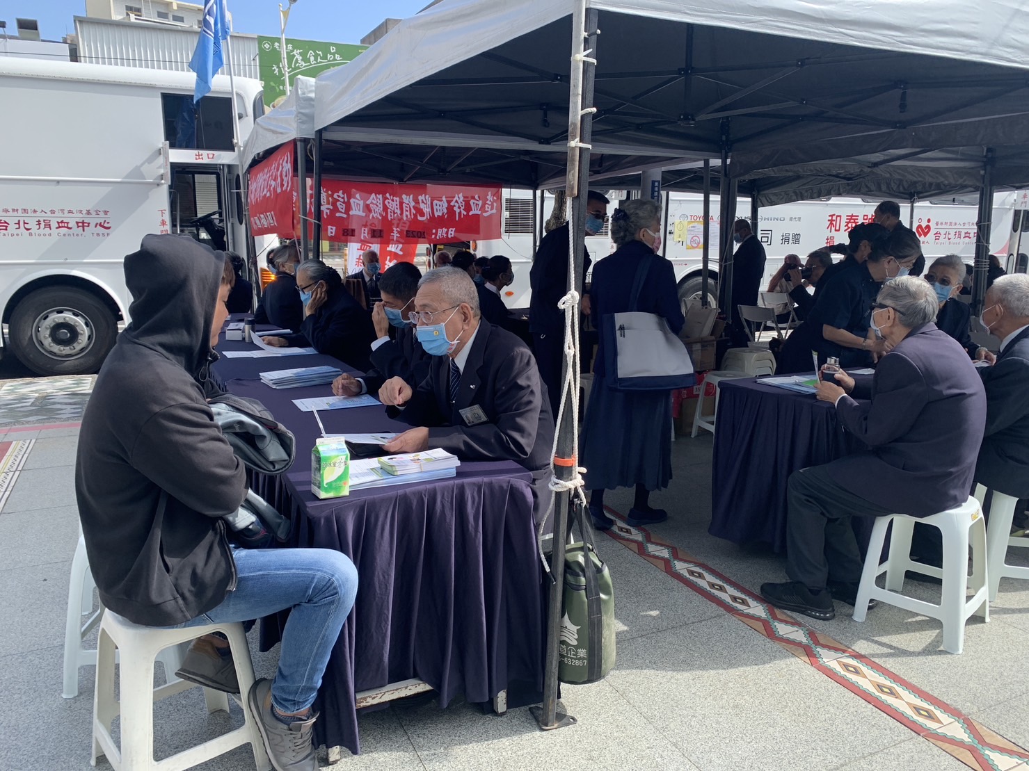 花蓮二信在花蓮遠東百貨前廣場舉辦捐血活動,同時邀約慈濟骨髓幹細胞中心合辦驗血建檔,邀約青年一起來建檔,加入救人的行列。