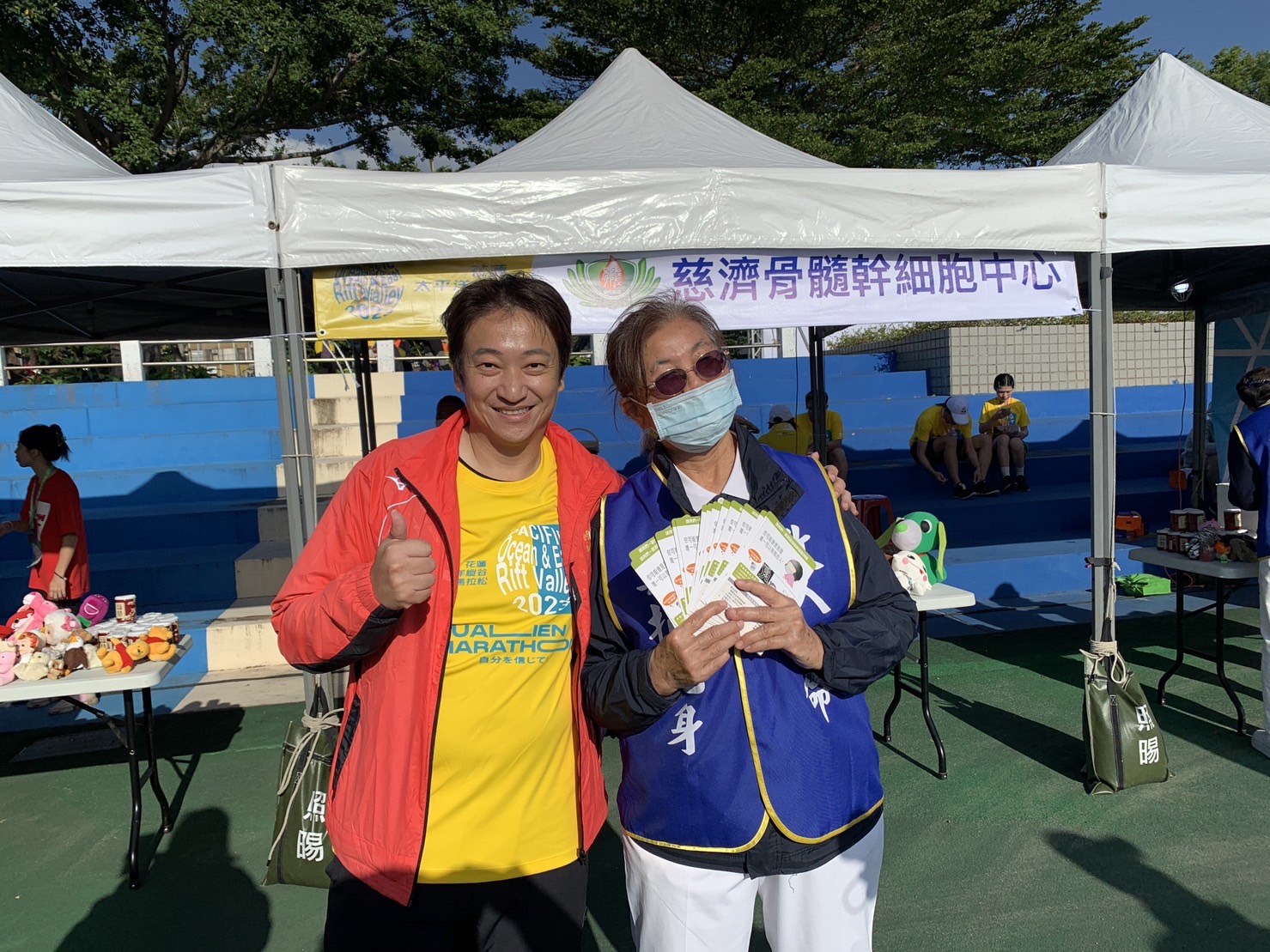 前花蓮市長魏嘉賢(左)是花蓮太平洋縱谷馬拉松創辧人,每一年都為慈濟骨髓幹細胞中心保留擹位,協助造血幹細胞捐贈宣導活動。