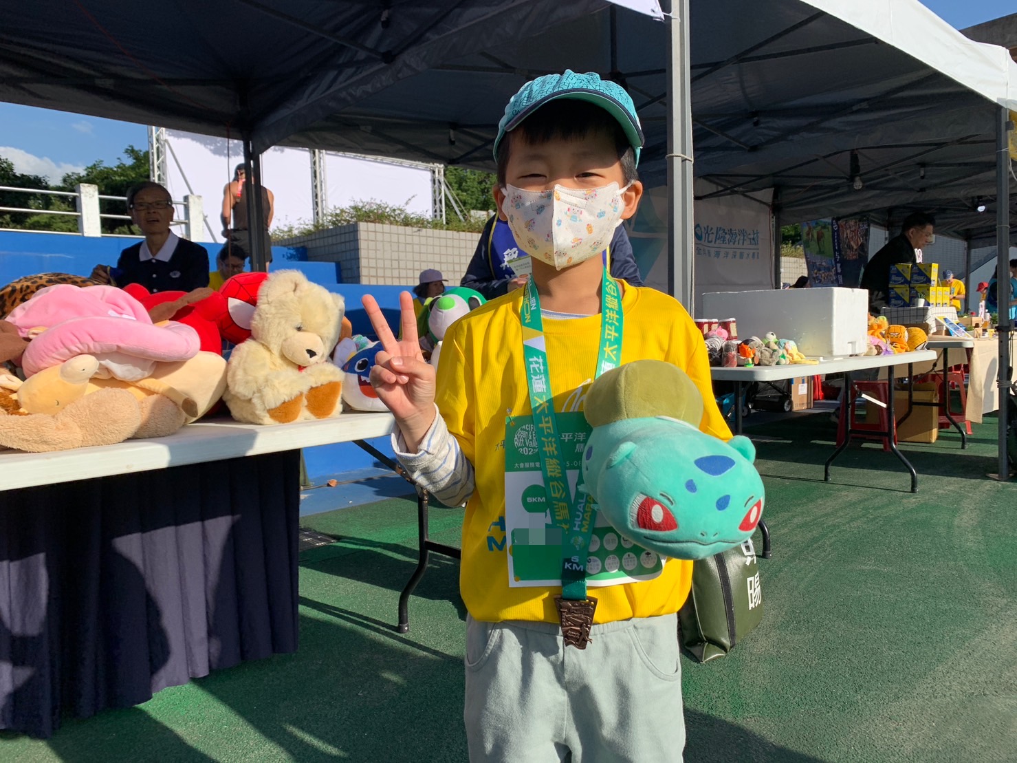 小朋友睿睿跟媽媽跑完五公里迷你馬後,便來到慈濟骨髓細胞中心的攤位前,在師姑的引導下,在彩色球池區體驗「HLA基因配配看」遊戲,順利獲得布偶