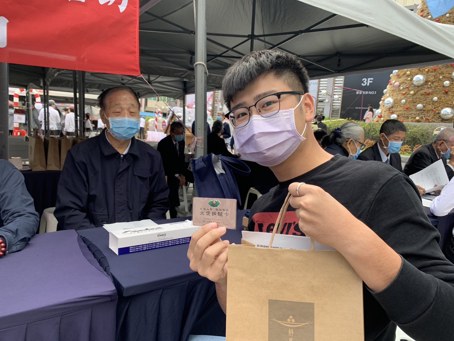 八歲的張家閩領取大愛捐髓卡,他說這是他原本就想要做的事,今天如願建檔了,非常開心也希望自己可以有機會可以救人。
