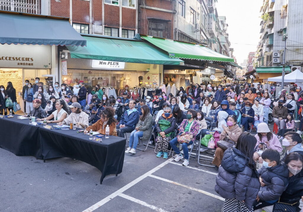 現場民眾共同欣賞參賽隊伍的精彩演出，並投出心目中的最佳造型獎