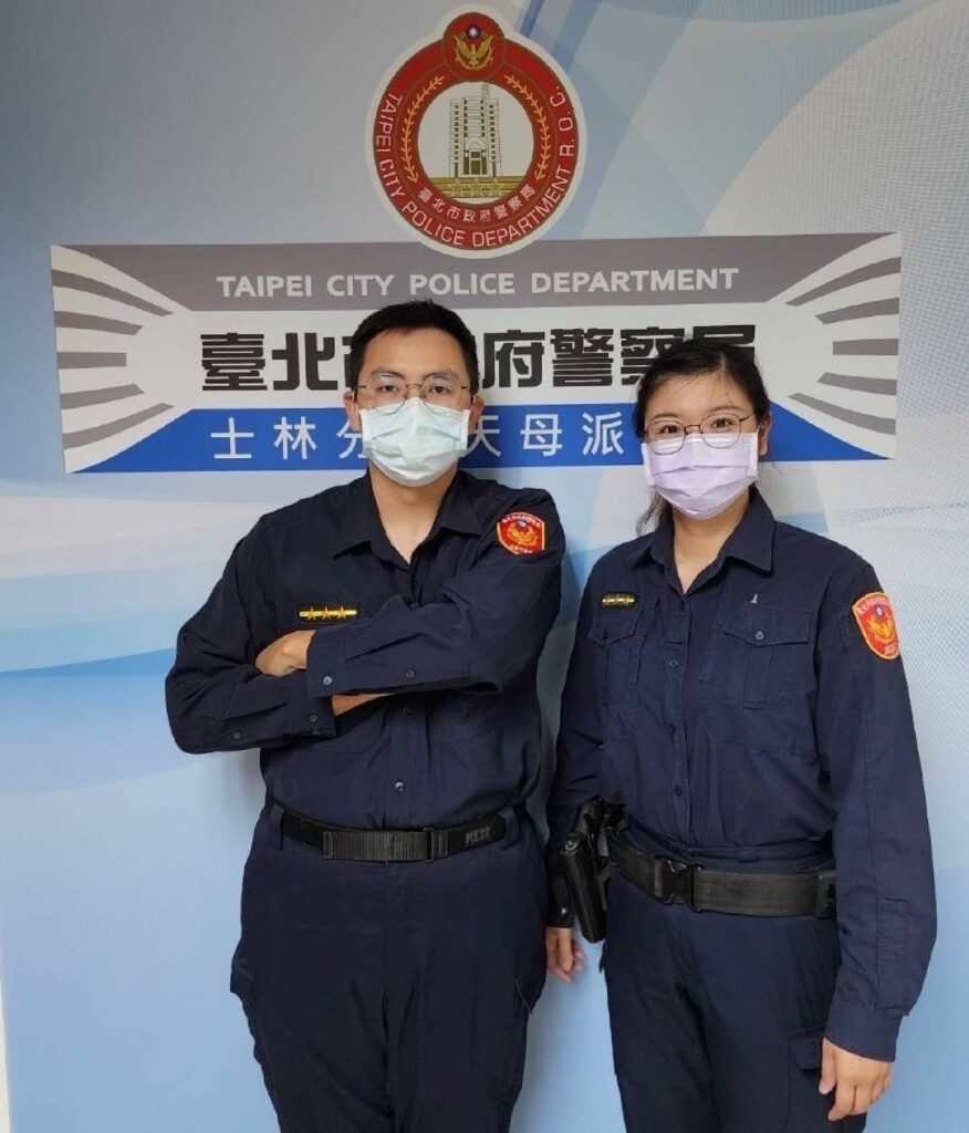 警員魏兆嶸、陳亭君旋
