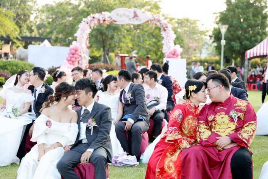 台南市舉行浪漫聯合婚禮 50對新人黃偉哲送上祝福與好禮