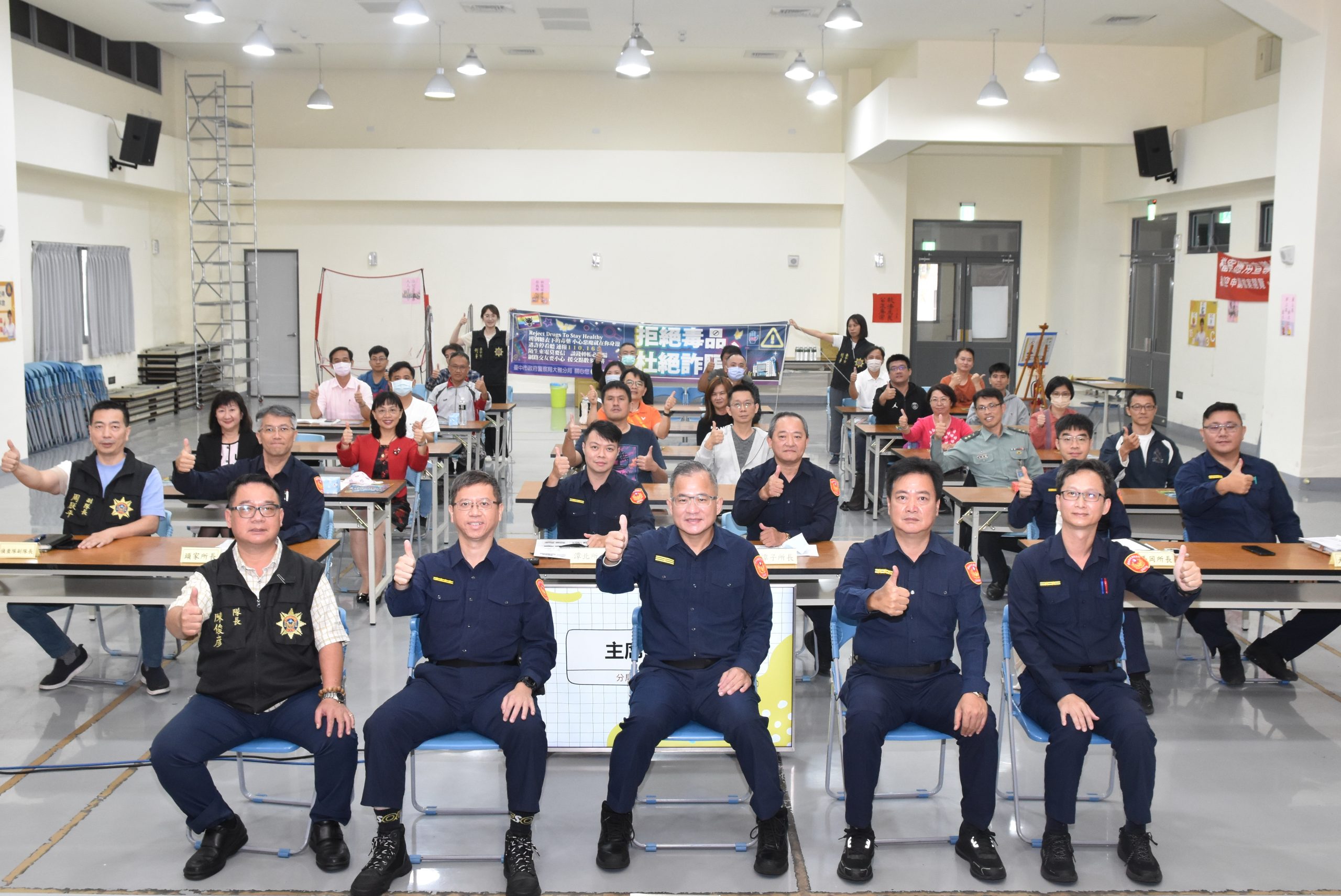 大雅分局長劉雲鵬與偵查隊長陳俊彥和轄區各分駐(派出所)所長合影。（圖/記者江雁武翻攝）