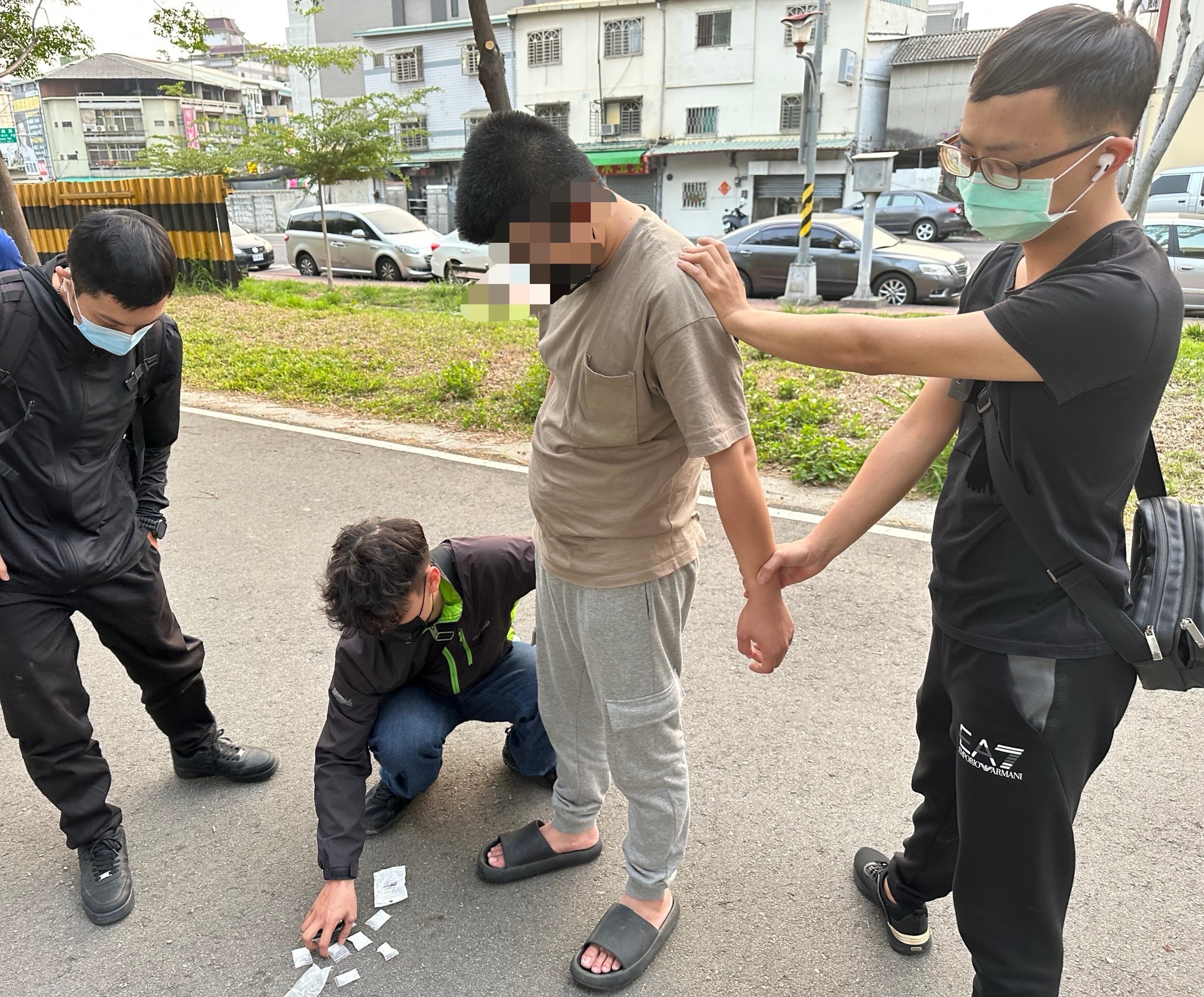 總計查獲K他命10包(淨重25公克)、毒品咖啡包60包、毒品分裝袋及10萬多元現金等證物。（圖/記者江雁武翻攝）