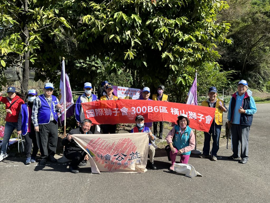 國際獅子會300B6區橫山獅子會成員油羅溪巡守淨川合影。(記者林照東翻攝)
