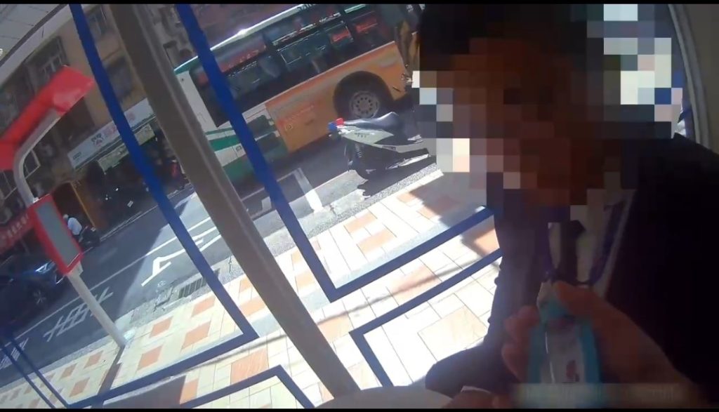 盤查車手身分。(記者宋紹誠翻攝)
