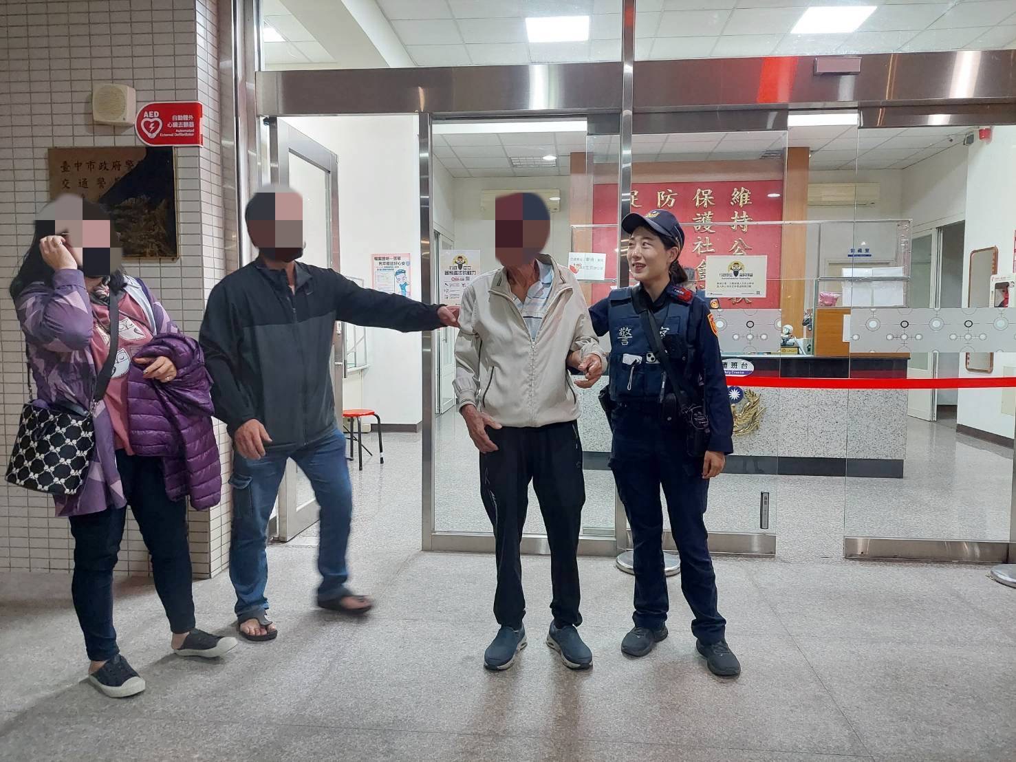 潘翁的家人趕到派出所，看到老父親平安無恙，感到非常欣慰。（圖/記者江雁武翻攝）