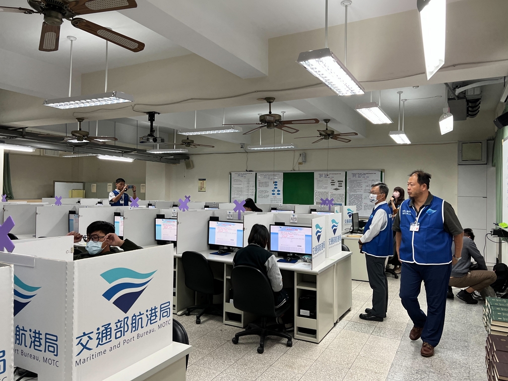 航港局劉志鴻副局長視察高雄考場(圖:交通部航港局)
