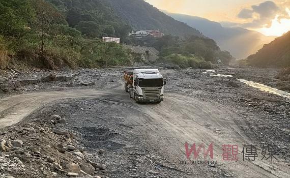 不肖業者利用砂石車偷倒廢土  仁愛警當場人車俱獲