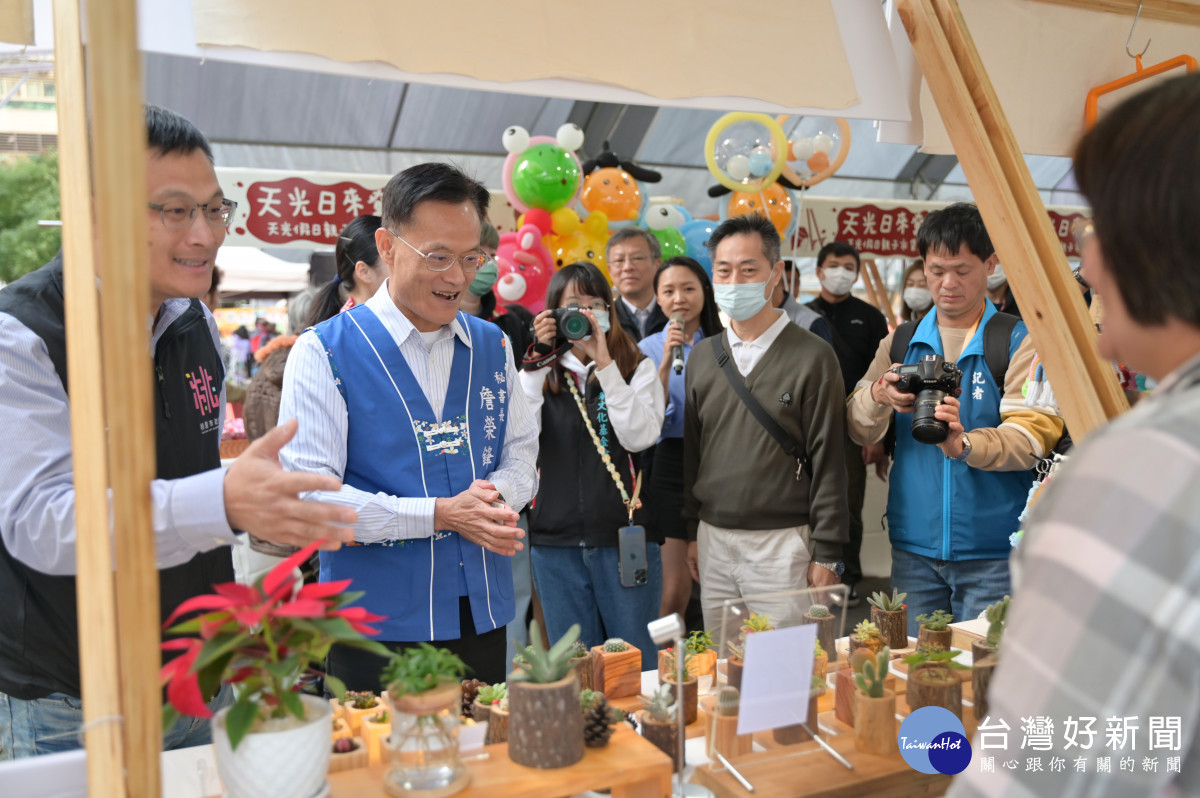 桃園市政府秘書長詹榮鋒參觀天光市集。<br /><br /> 