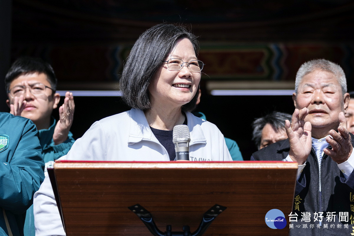 <br /><br /> 總統蔡英文於桃園明倫三聖宮參香祈福時致詞。