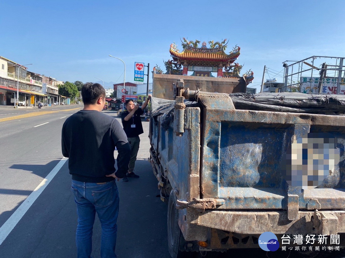 南投分局在南投市名間鄉查獲涉嫌不法載運廢土等情。（南投分局提供）