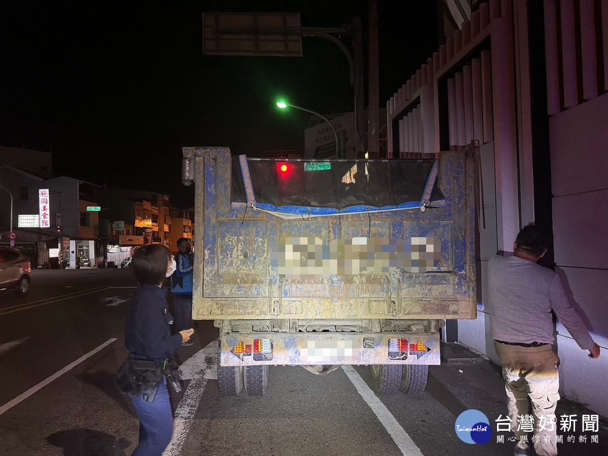 不法業者利用夜間偷載被查獲。(南投分局提供)