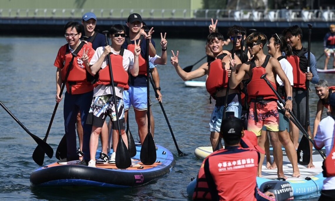 高雄冬天不會冷!陳其邁愛河與市民水上活動同樂
