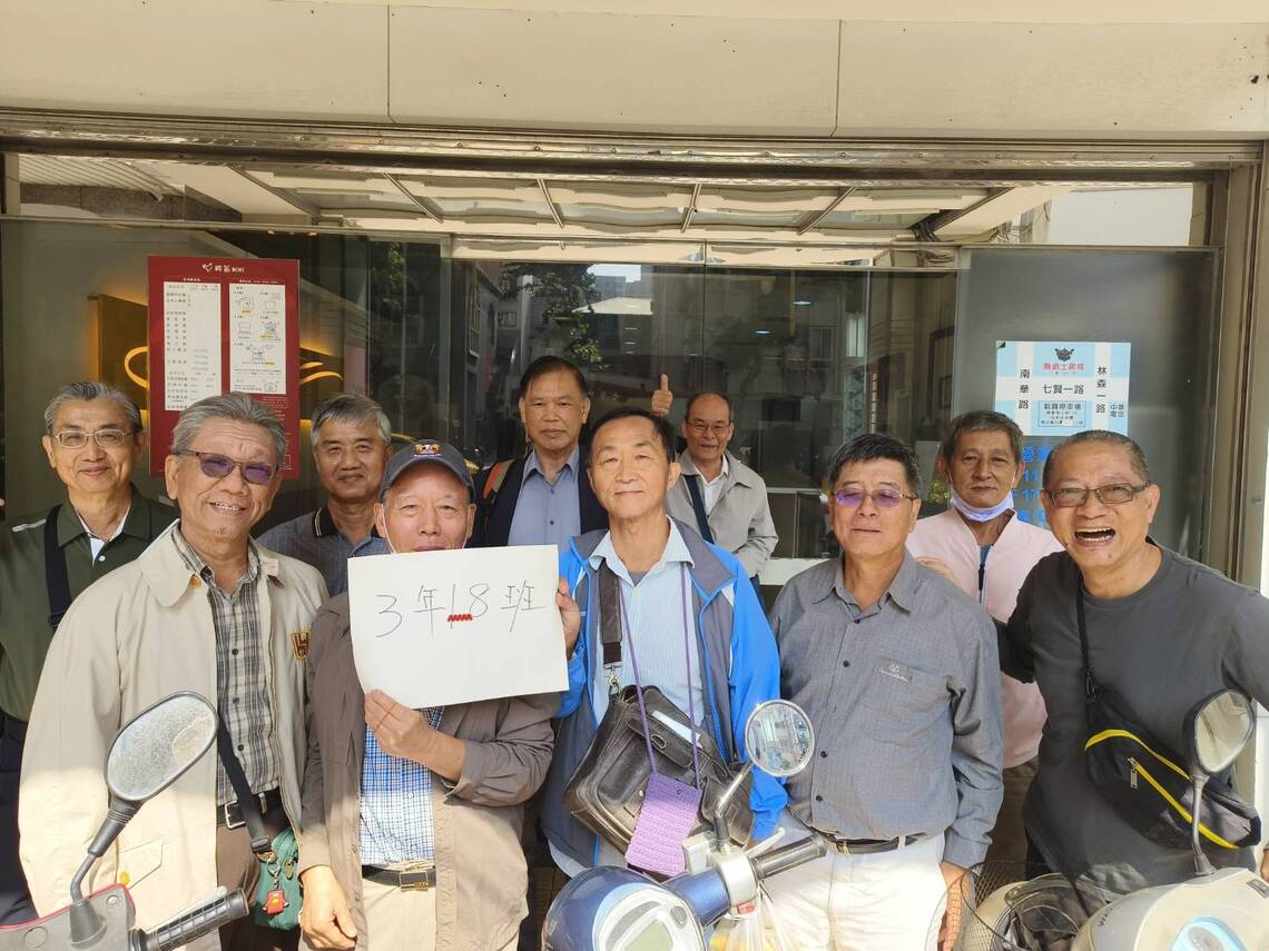 終身班長，實為班僕，摯愛同窗，樂於連絡-記雄中64級高三18組這一班