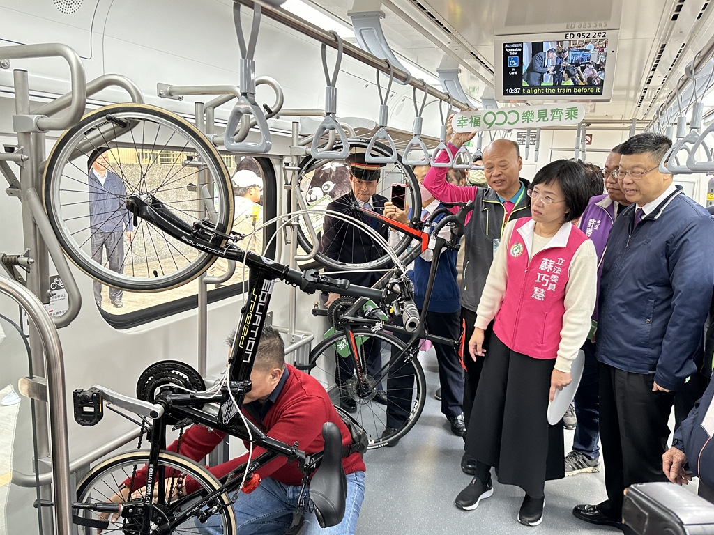 EMU900提供12位直立式腳踏車架,並引進歐洲直立式自行車架,有效將空間利用最大化(圖:交通部臺鐵局)
