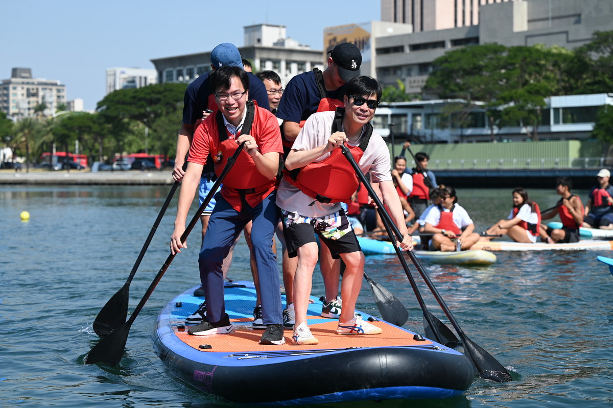 陳其邁現身立槳繞標挑戰賽　邀民眾體驗冬季愛河水域活動