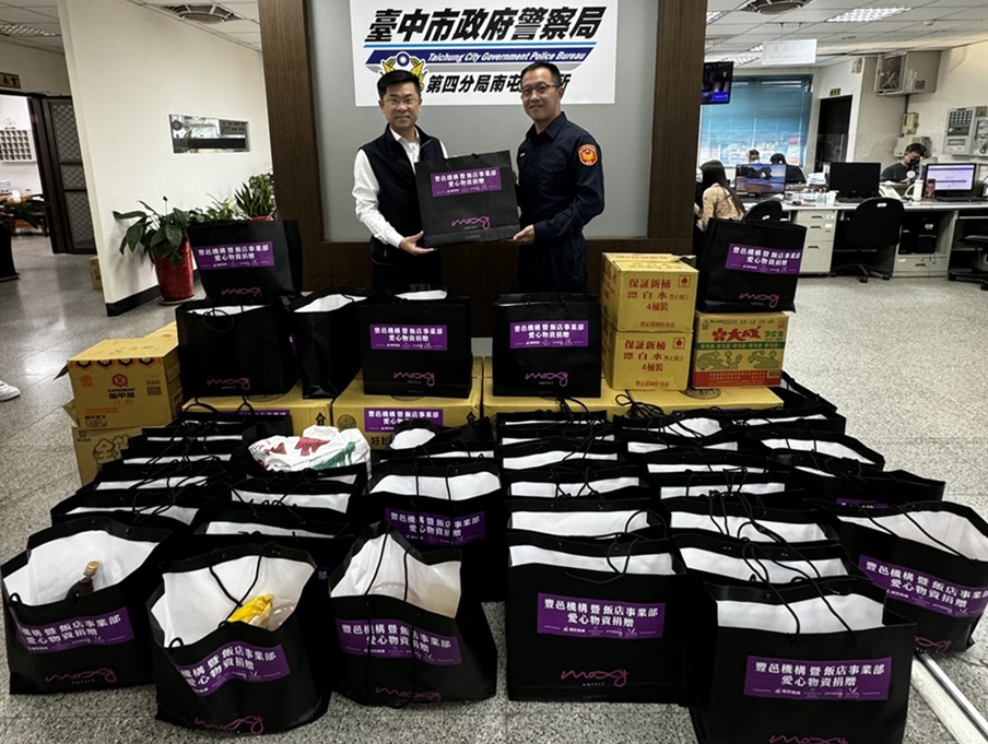 ▲圖說:豐邑機構業務處襄理許宏良捐贈物資,由所長代表受贈轉交弱勢家庭 (圖/台中市政府提供)