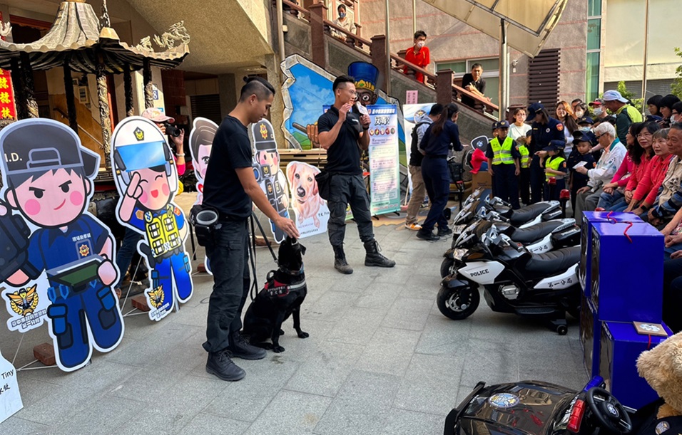 ▲圖說:中市警犬隊各種高難度精湛表演,由偵爆犬Pinky與緝毒犬Tiny(水餃)領銜演出 (圖/台中市政府提供)