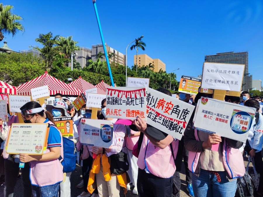醫界黑十字運動 凱達格蘭大道抗議醫療環境日益崩壞 231 cnews204231119a04