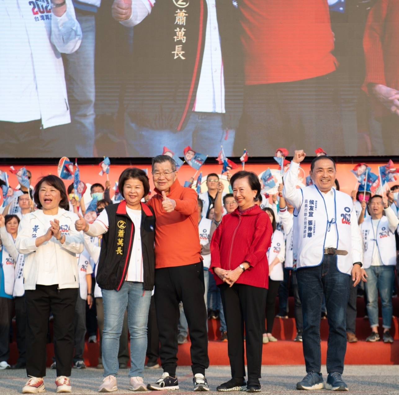 前副總統蕭萬長將微笑老蕭當年競選背心傳承張秀華挺進立法院。(記者劉治強攝)