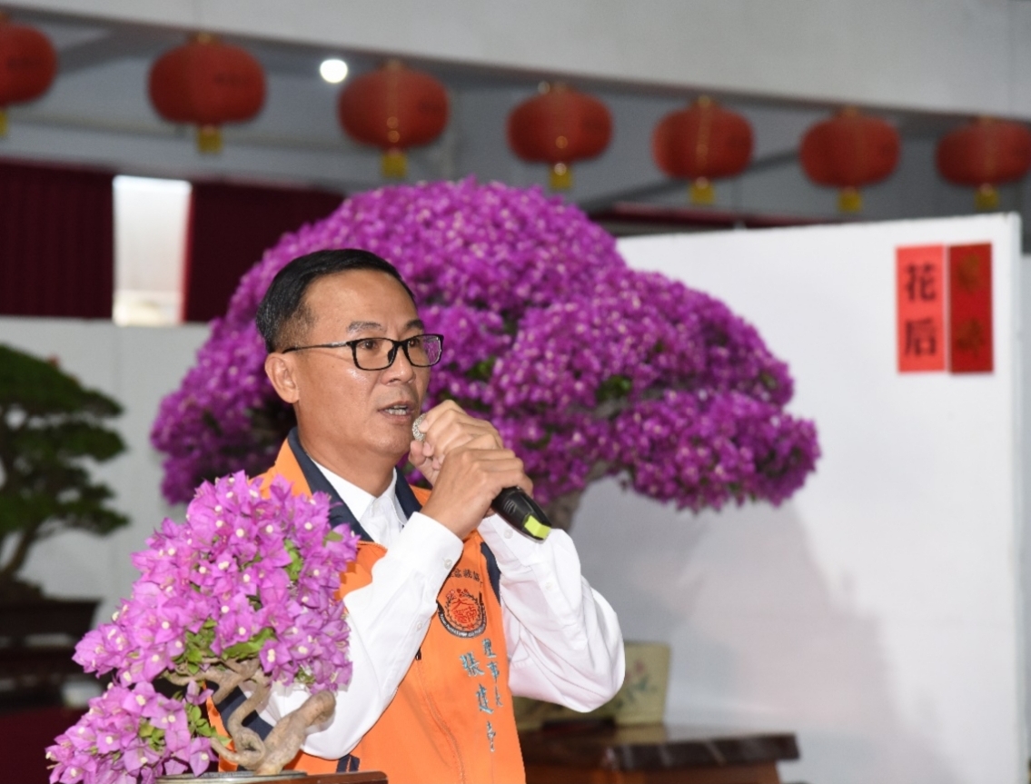 台灣花菓盆栽協會會長張建壹上台致詞。(記者 趙靜姸翻攝)