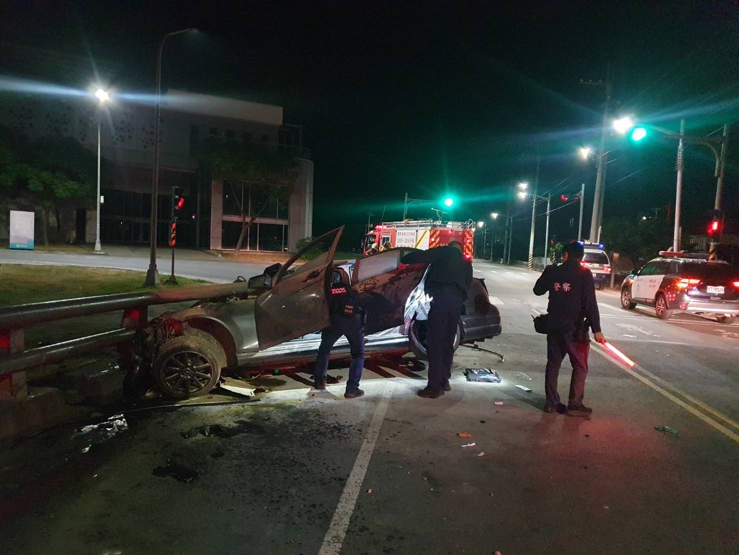 深夜自小客車自撞護欄 警迅速排除恢復交通