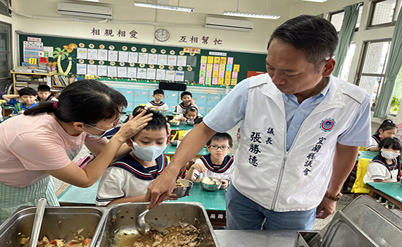 營養午餐廚餘率城鄉有差異 宜蘭縣議會議長張勝德走訪學校發掘問題