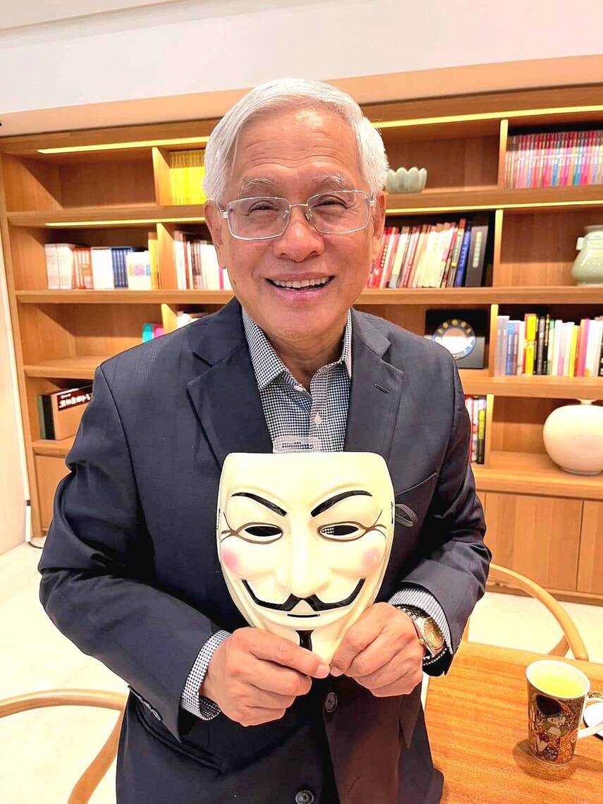 漾新聞|1122「黑名單面具紀念日」 郭倍宏與支持者戴面具候選人登記再現「千人面具」事件