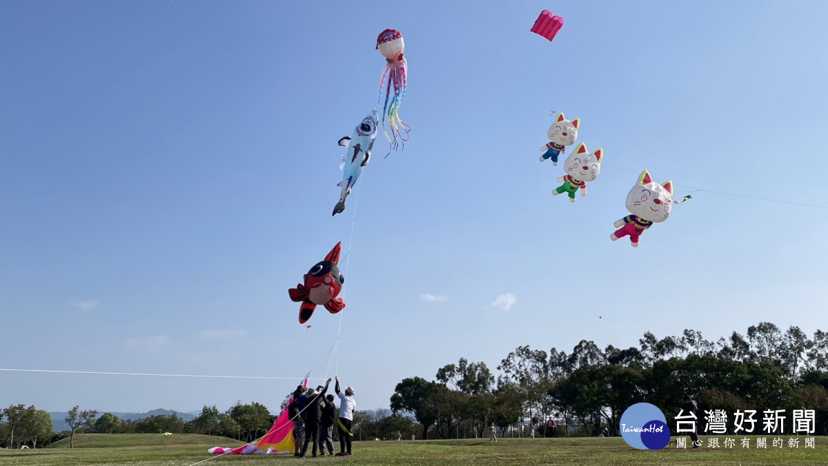 狐狸、貓咪、章魚等串聯型風箏緩緩升空。
