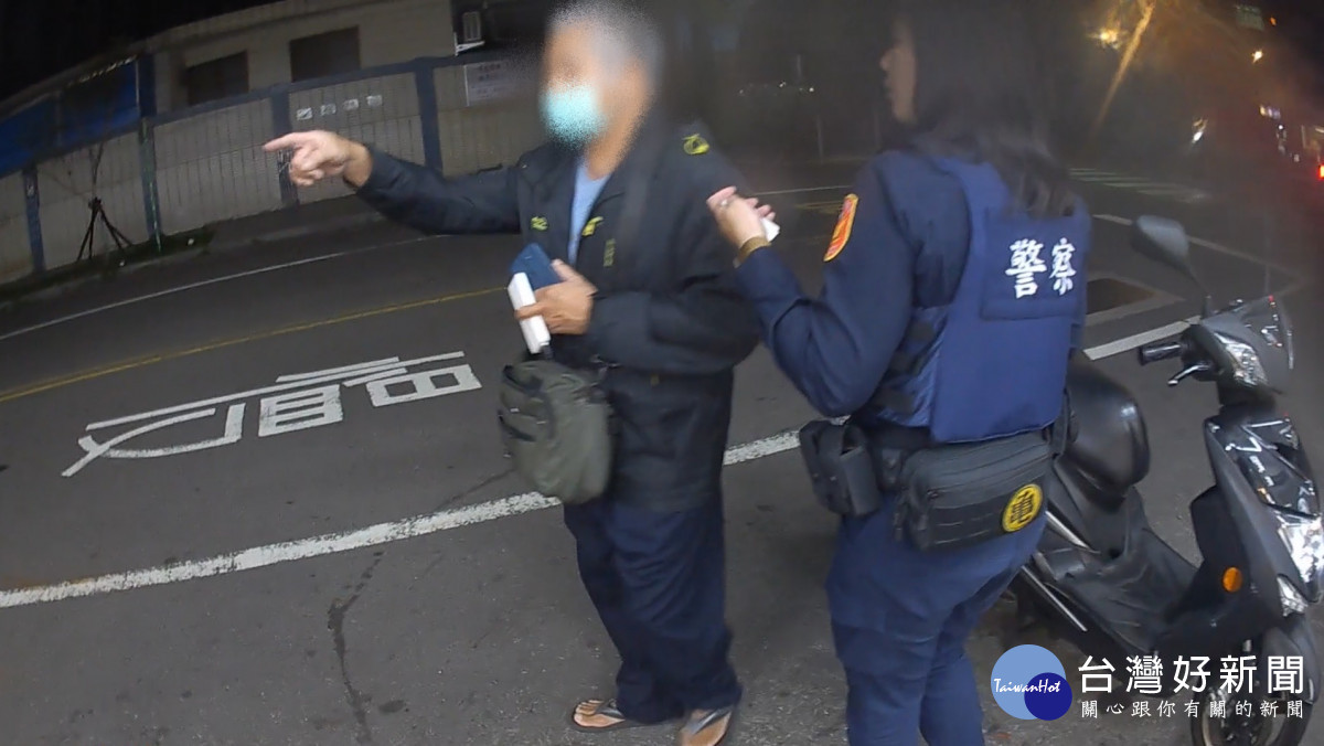 男約正妹「歡歡」見面先買點數,幸遇龜山警識破急攔阻。