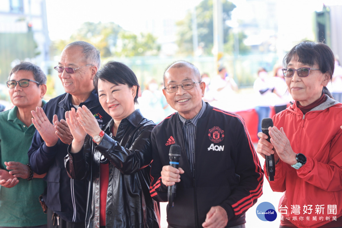 台中市長盧秀燕代表市民向許爸爸、許媽媽表達誠摯的謝意,讓東勢學子能享有優質的閱讀資源與環境。